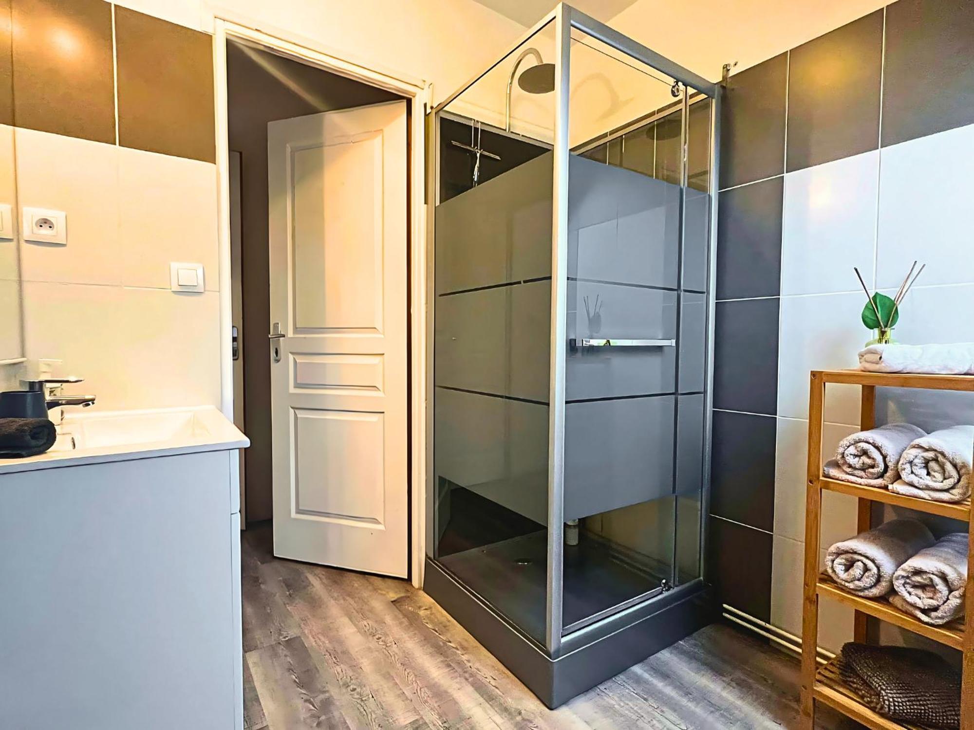 Studio En Plein Centre De Saint-Omer - A 5 Min De La Gare, Parking Gratuit سانت-أومير المظهر الخارجي الصورة
